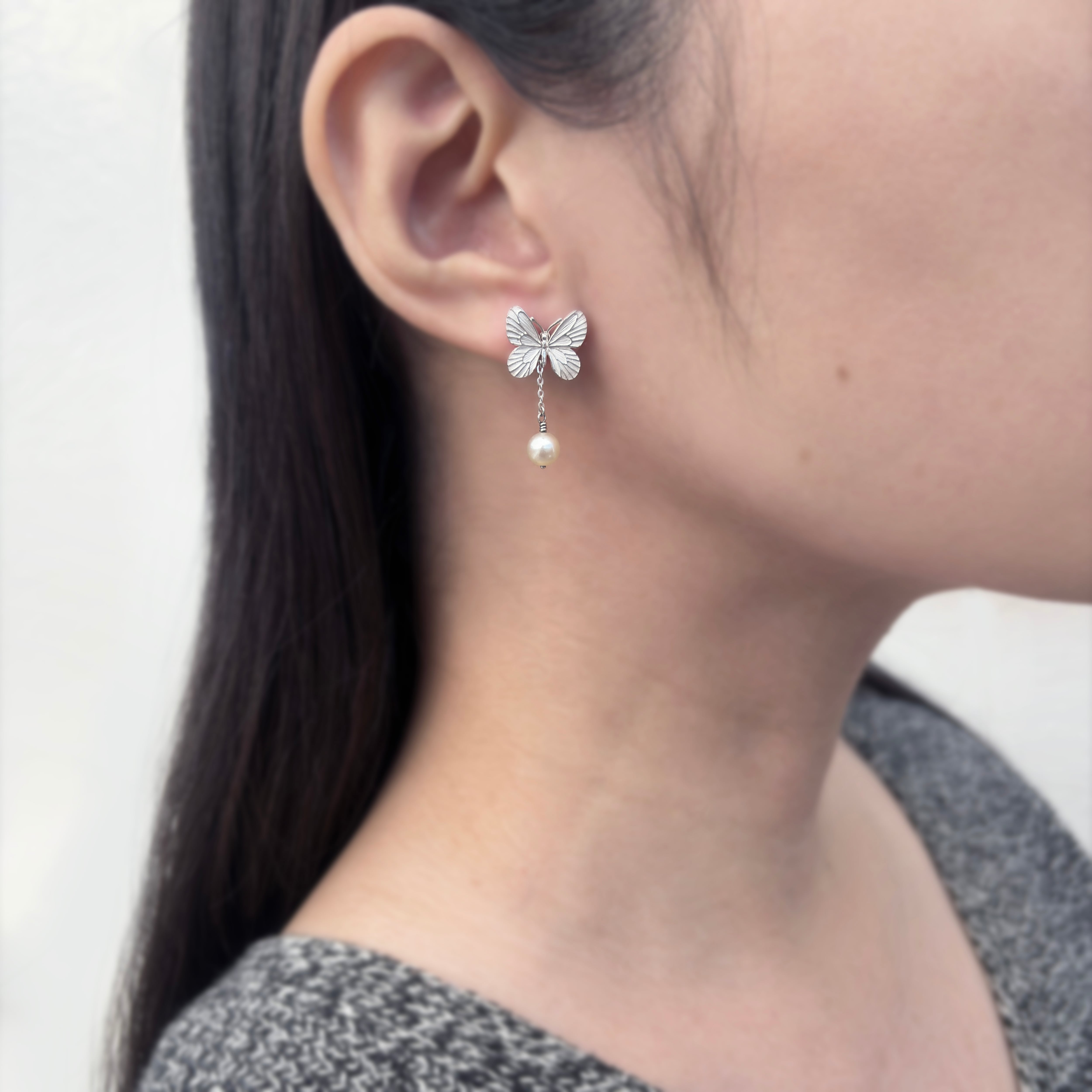 Laura｜ローラ 蝶 ポスト ピアス (SV925) 白仕上げ シルバー 銀