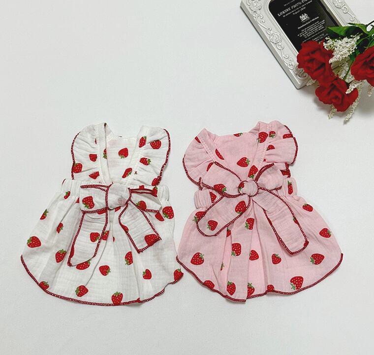 【SALE】 strawberry cotton onepiece S ~ XL 2color / 犬服 春夏 新作 ワンピース リボン イチゴ柄 ドレス コットン 可愛い ドッグウェア スカート ピンク シャーリング フリル袖 お揃い onepiece57