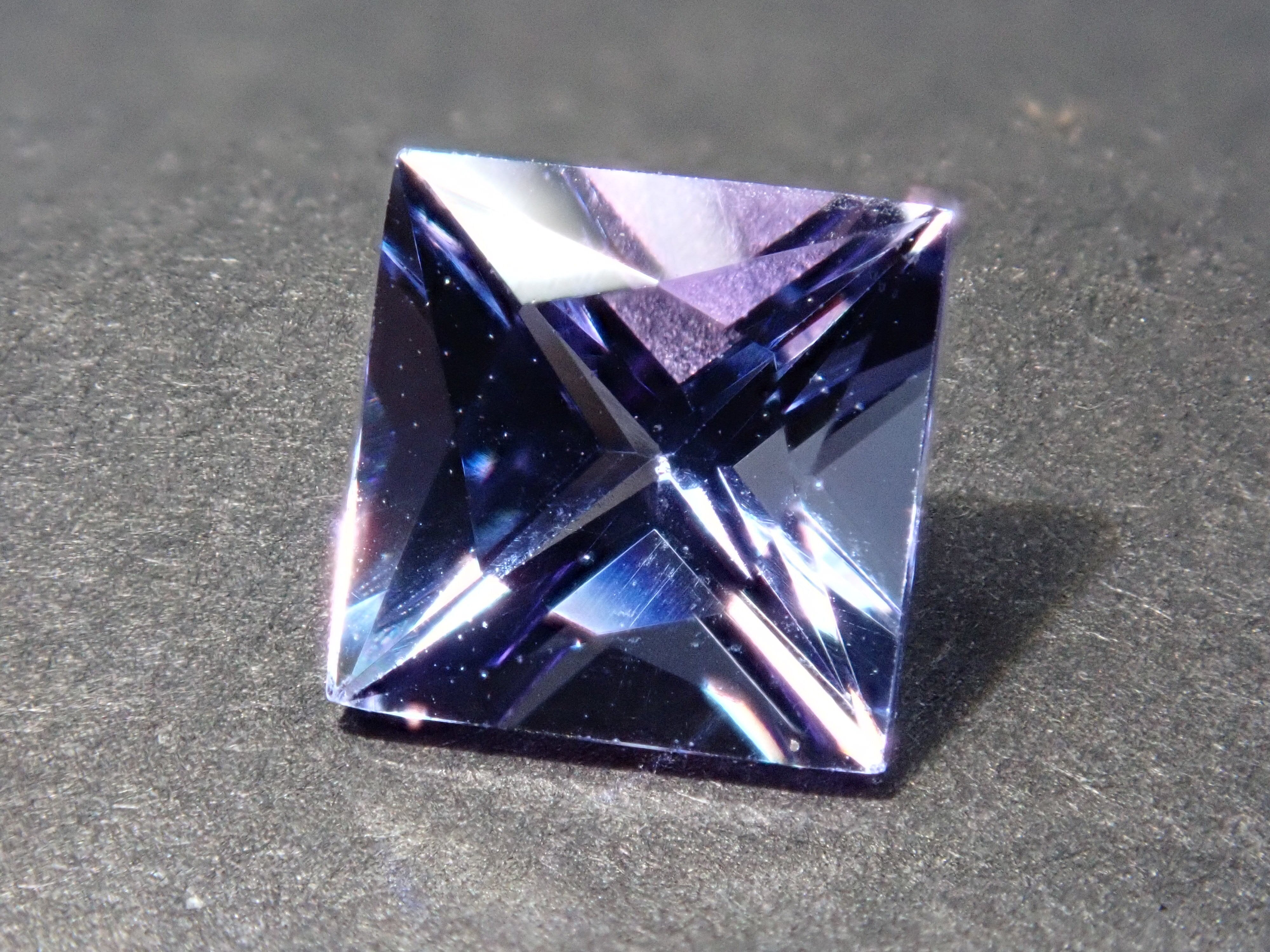 タンザニア産タンザナイト 0.793ct