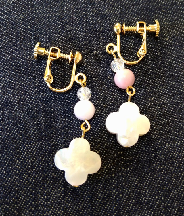 クリアビーズと丸いピンクのビーズ、お花の形の白いパールでデザインされたイヤリングの画像です。
