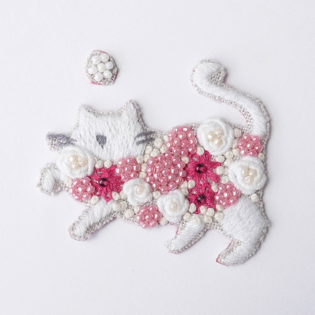 手刺繍シール　ししゅール「花まとうネコ WH」　刺繍ステッカー スマホ 花刺繍　猫刺繍 ワッペン