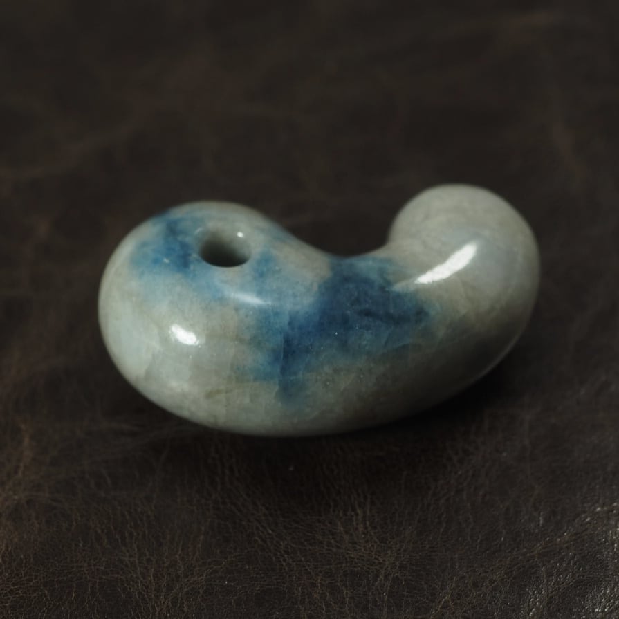 糸魚川翡翠 コン沢 青翡翠 大きめの勾玉 27.3g Itoigawa Blue Jadeite