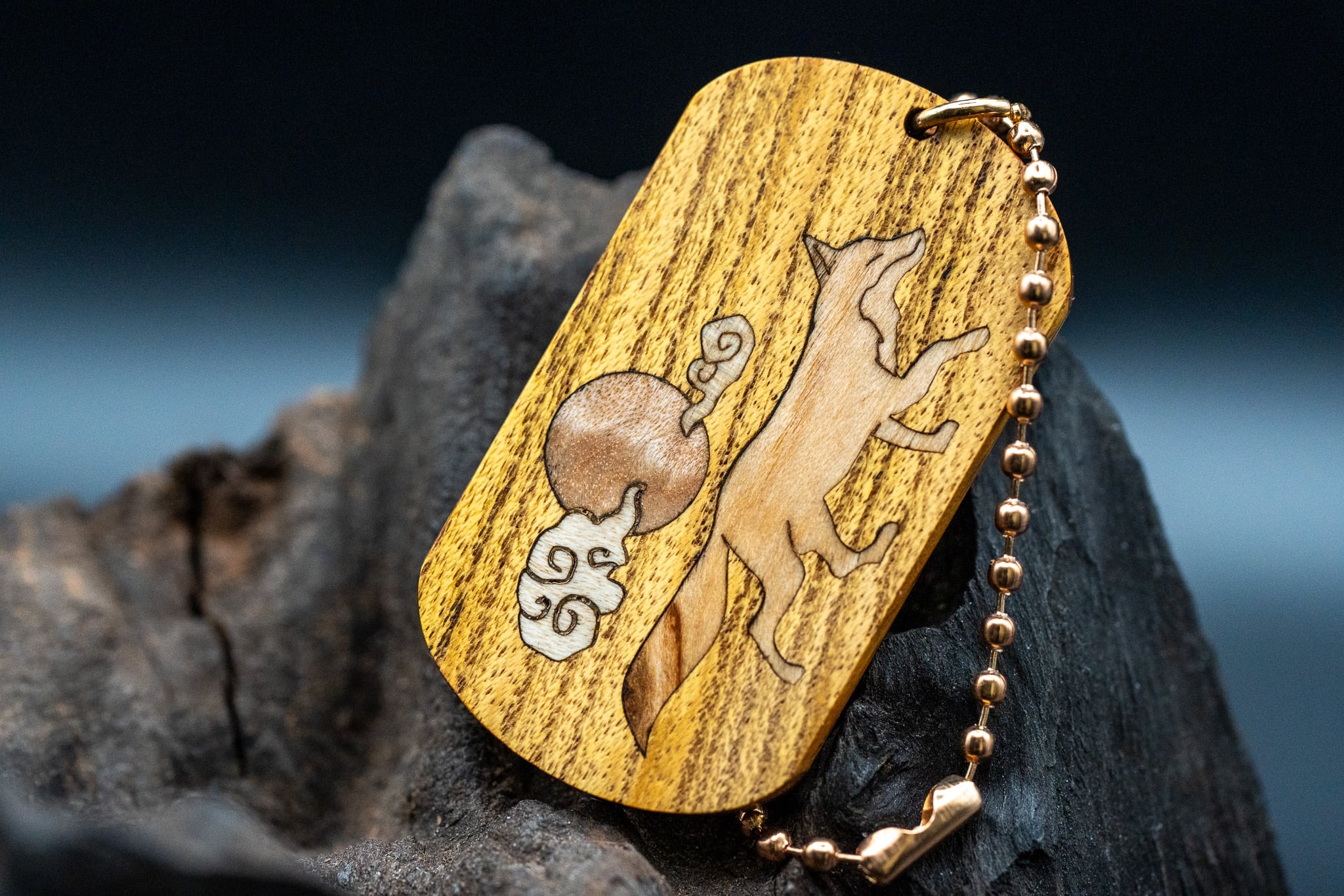 【黄金の木】 御蔵島 金桑 ドッグタグ 象嵌 十五夜きつね