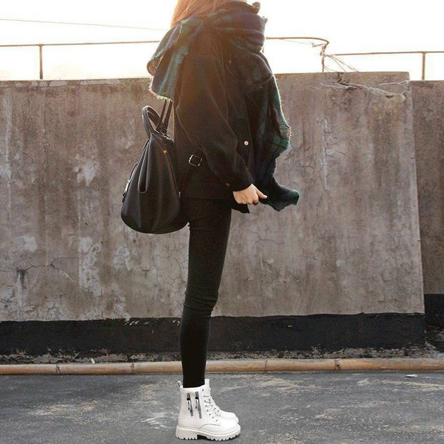 【即納】【送料無料】 トラックソールブーツ 厚底ショートブーツ 韓国レースアップブーツ 歩きやすい ラウンドトゥマニッシュシューズ レディース アンクルブーツ サイドジッパー 痛くない 秋冬厚底靴疲れない 通勤通学 ブーツ黒 ローヒールおしゃれ