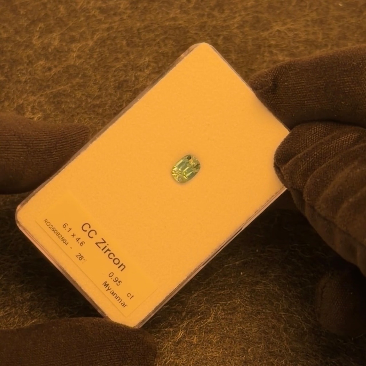 カラーチェンジジルコン 6.1x4.6mm, 0.95ct, ミャンマー産
