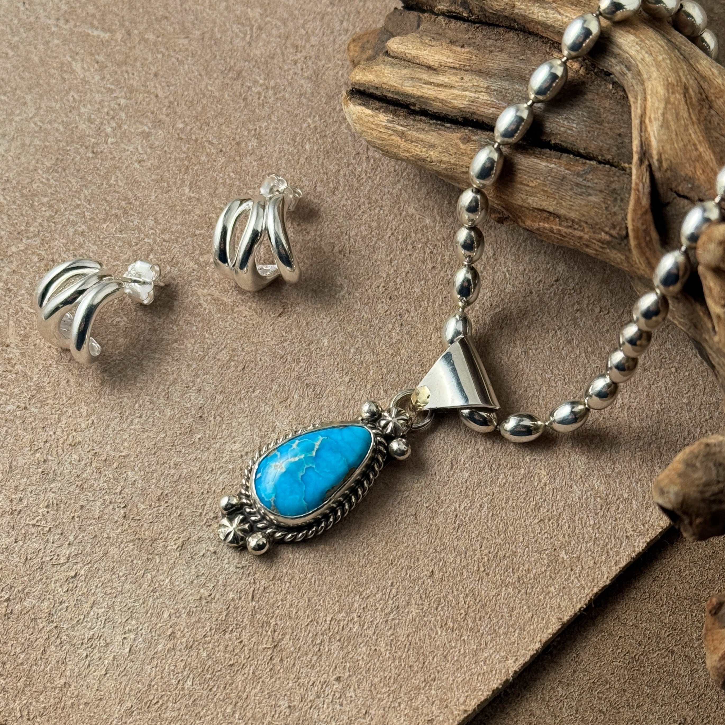 Indian Jewelry 》ROBERT MARTINEZ キングマン ターコイズ ペンダント