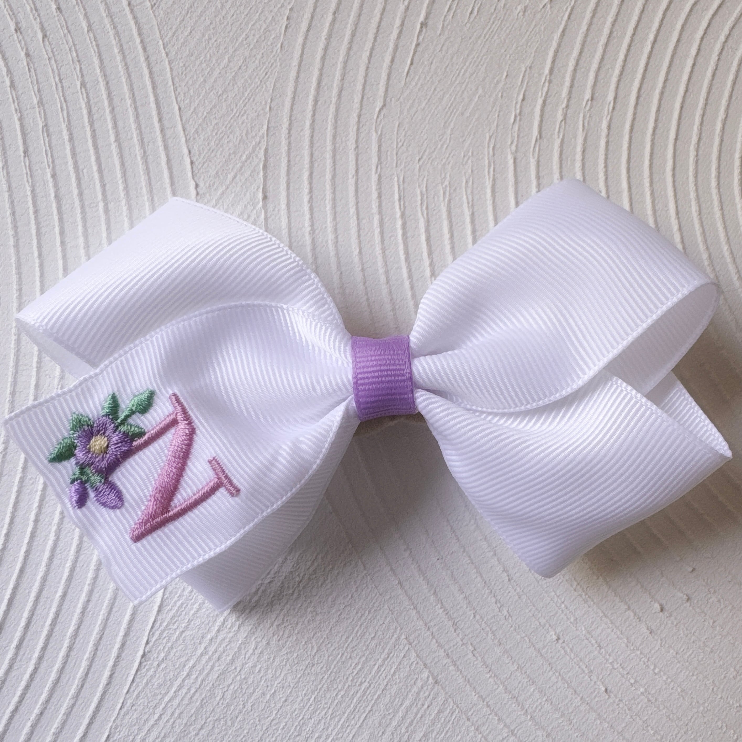 イニシャル大きなおリボン(後ろ支え付き)