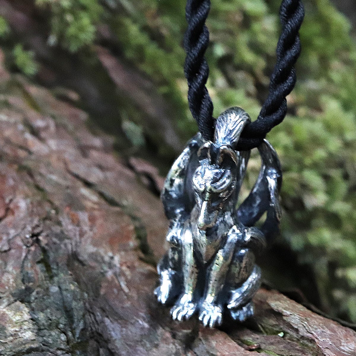 鎮座する妖怪「九尾の狐」シルバーペンダント(659-855) Traditional