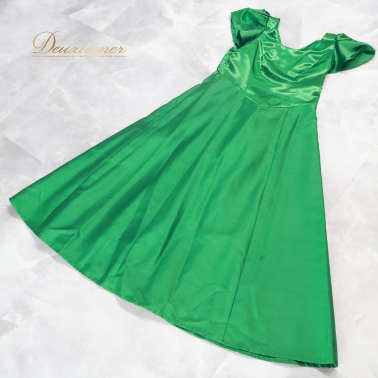 フラダンス 衣装 ワンピース ドレス グリーン系 Makalani ハワイアン アロハ サテン生地 緑 無地 シンプル レッスン 練習 フラ ダンス 光沢 高級感 鮮やか 華やか ふんわり 軽やか おしゃれ 上品 大人っぽい フレア ロングドレス パーティー ステージ衣装 きれい サテン 光沢感 おしゃれなデザイン