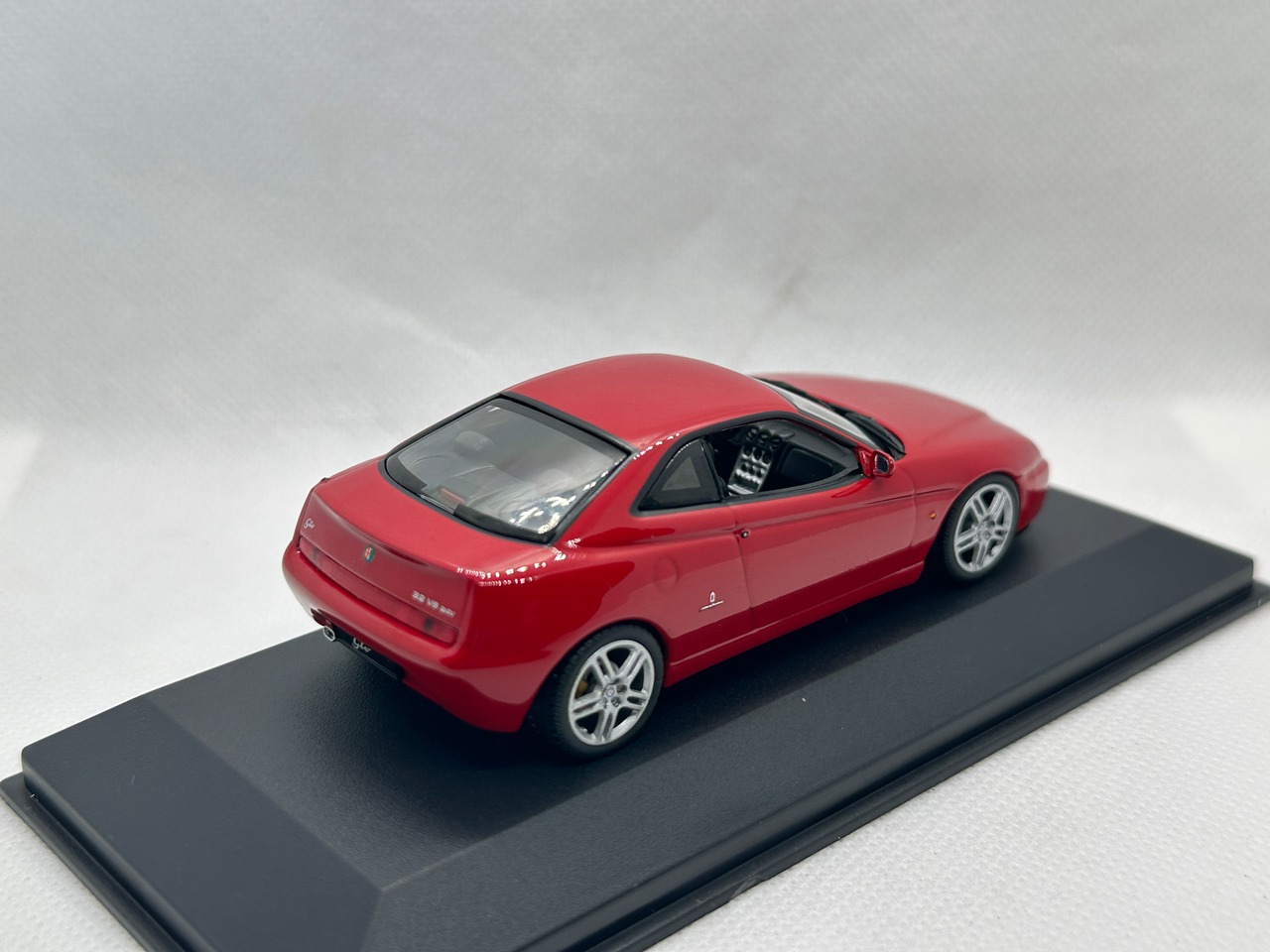 【ミニチャンプス】1/43 アルファロメオ GTV 2004 (レッド)　買取品