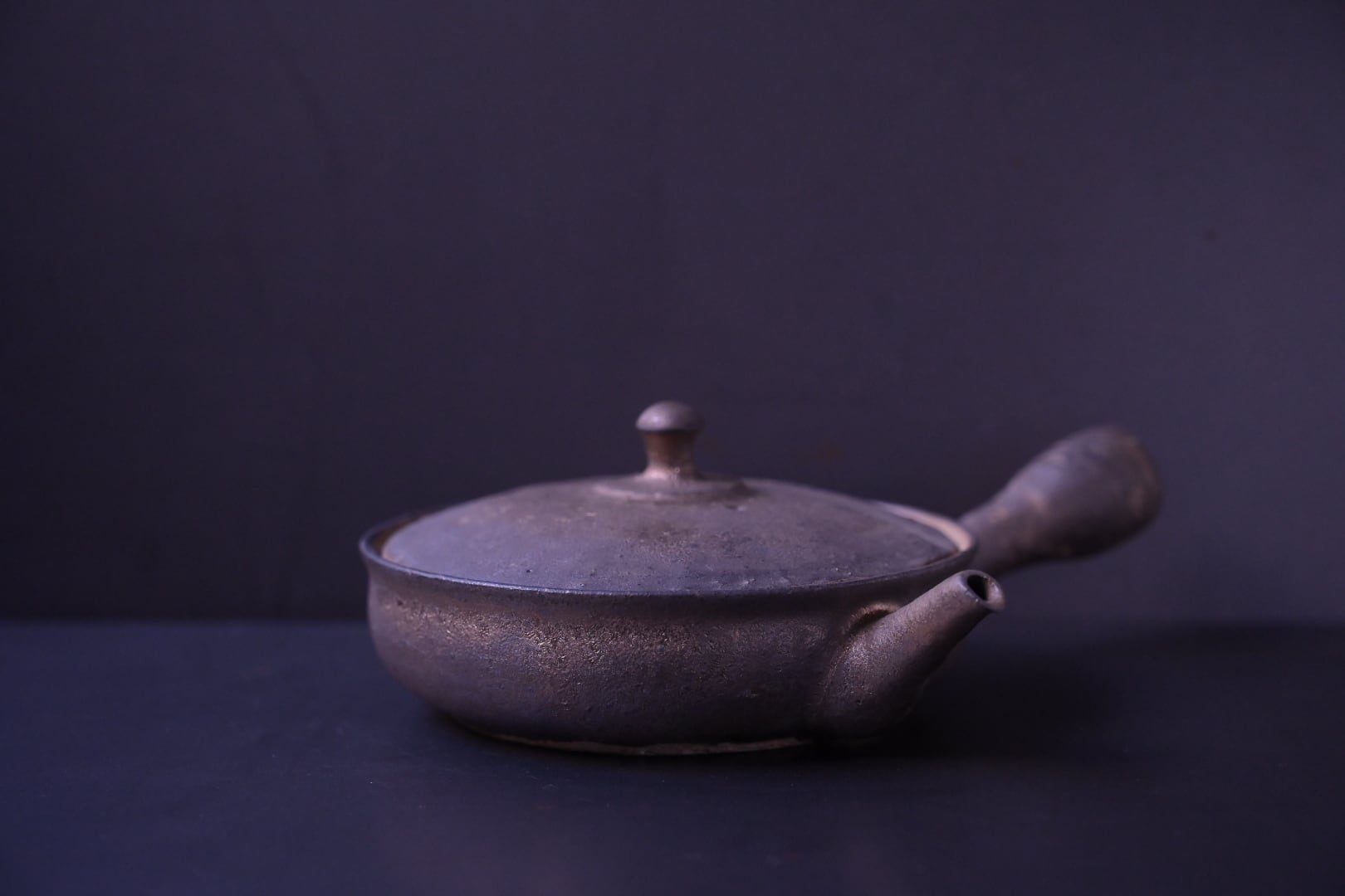 前川淳蔵 黒金彩 極平急須 | 鎌倉倶楽部 茶寮