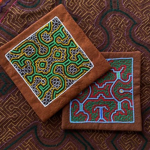 ポットマット 緑と山吹　17x17cm　泥染めゴージャス刺繍　シピボ族の手刺繍　コースター　アマゾンの草木染め