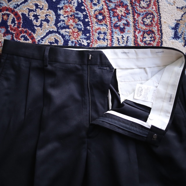 2-tuck tapered silhouette black wide slacks