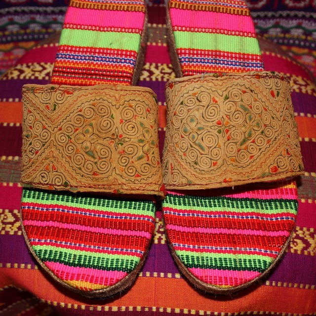 白モン族刺繍サンダル【E】 タイの民族刺繍雑貨・衣料スアイチャイ
