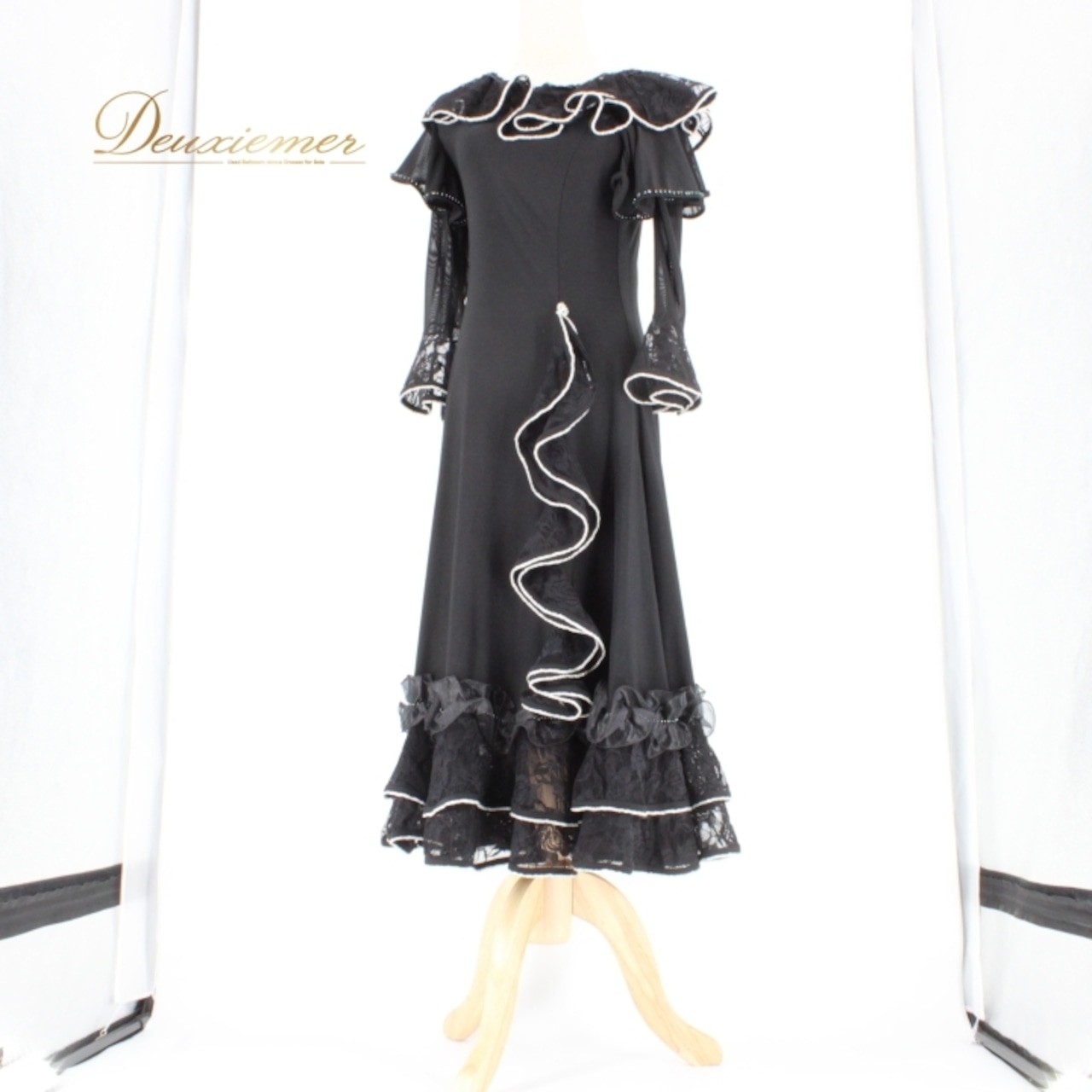 社交ダンス 衣装 スタンダード ドレス ワンピース レッスンウェア パーティドレス 黒 銀 ブラック系 シルバー系 ICHIOKU イチオク フリル フリルスカート ダンス衣装 おしゃれ フォーマル 謝恩会 結婚式 講師用 イベント服 高級感 伸縮性 レディース 洗える エレガント 手洗い可能 パーティー用 着痩せ 効果 柔らかい 花柄レース シック ルームウェア 2023年モデル トレーニング用