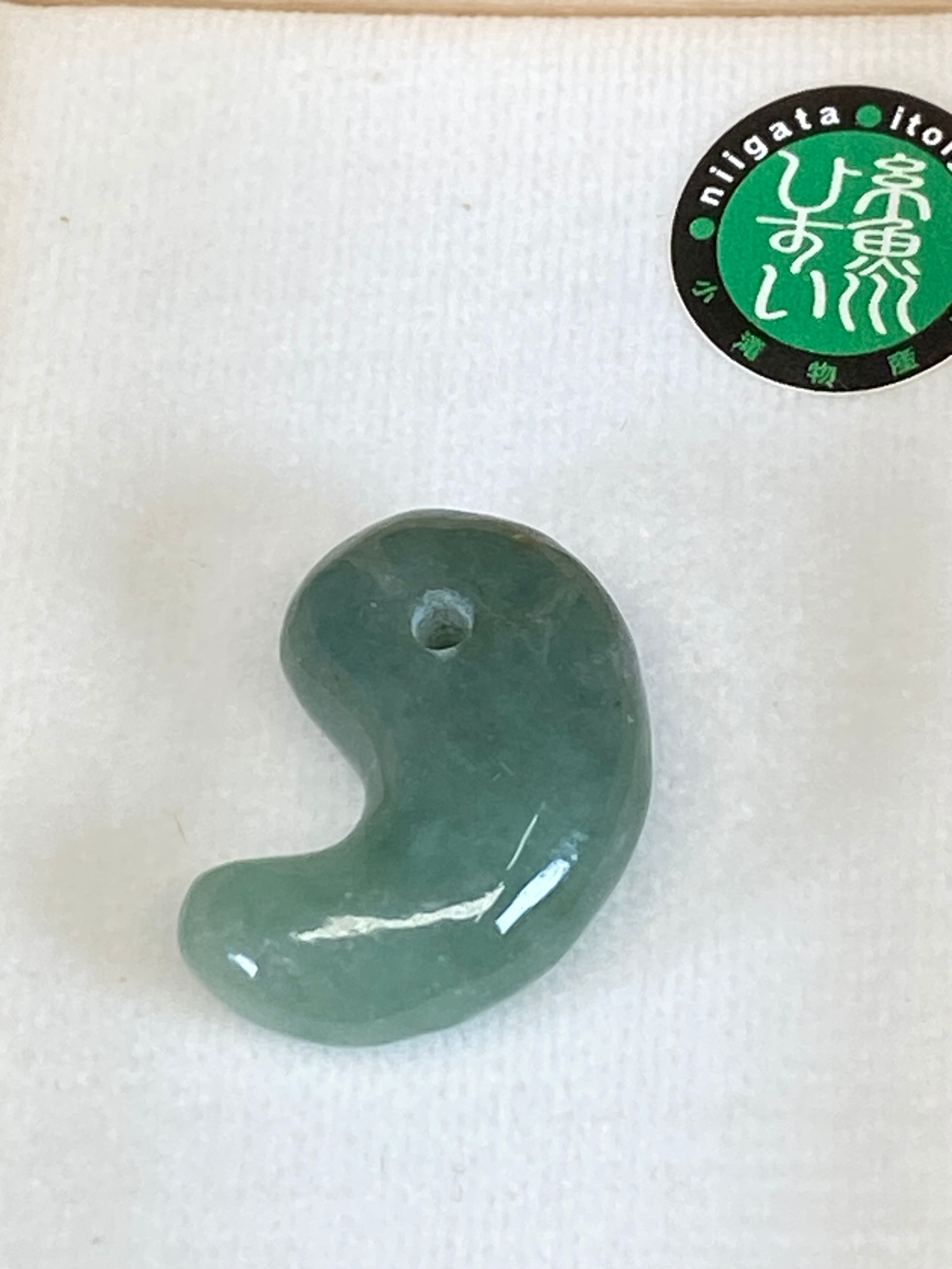 ✳白地肌*無垢物　超お買い得お値段設定‼️糸魚川翡翠勾玉　本物鑑定付15万円以上‼️ ihs-mg336_0.jpg