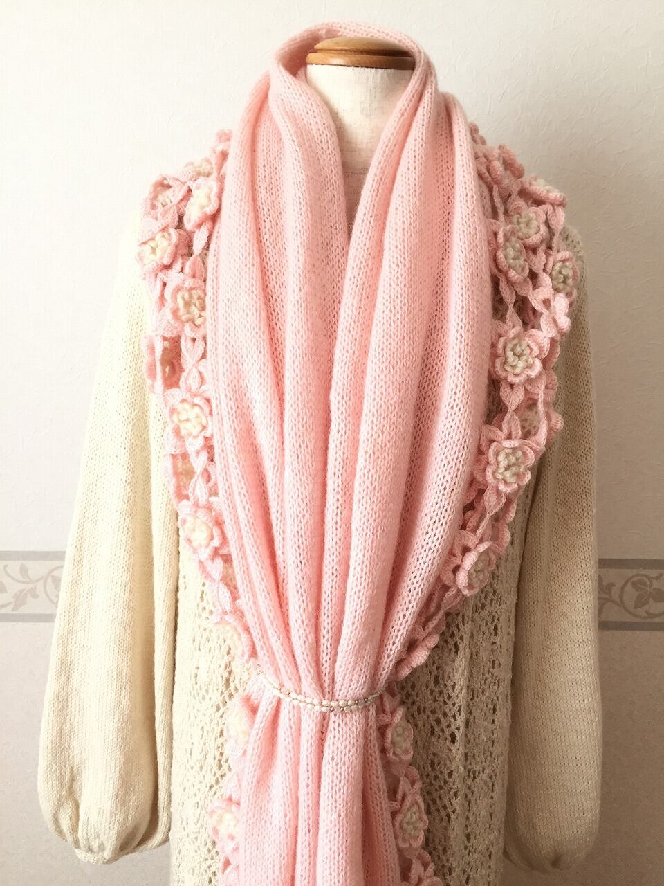 ピンクの花が咲くふんわりニットストール ウール＆モヘア 手編み