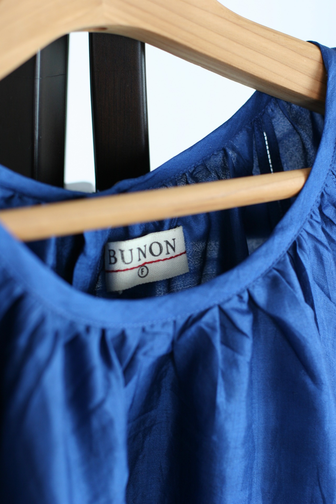 【BUNON】BACK BUTTON BLOUSE / Musk Blue（BN2004）