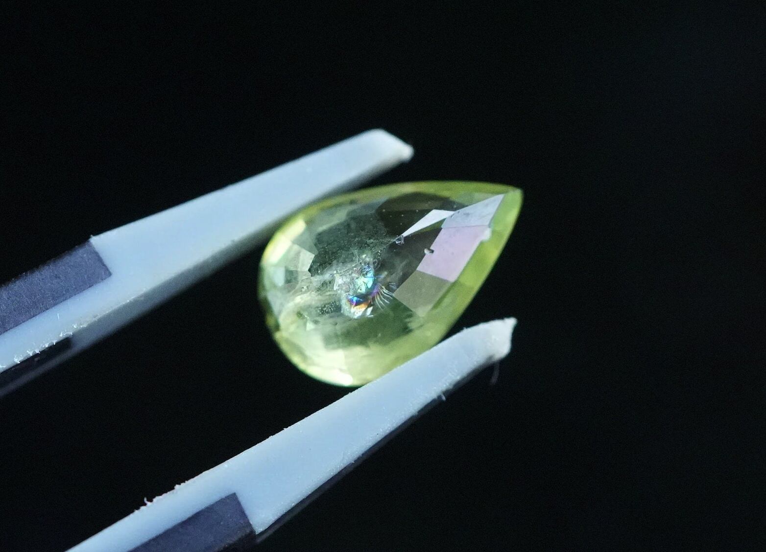 1.88ct☆虹入り☆グリーンサファイア s1063 | Funky garuda Stone