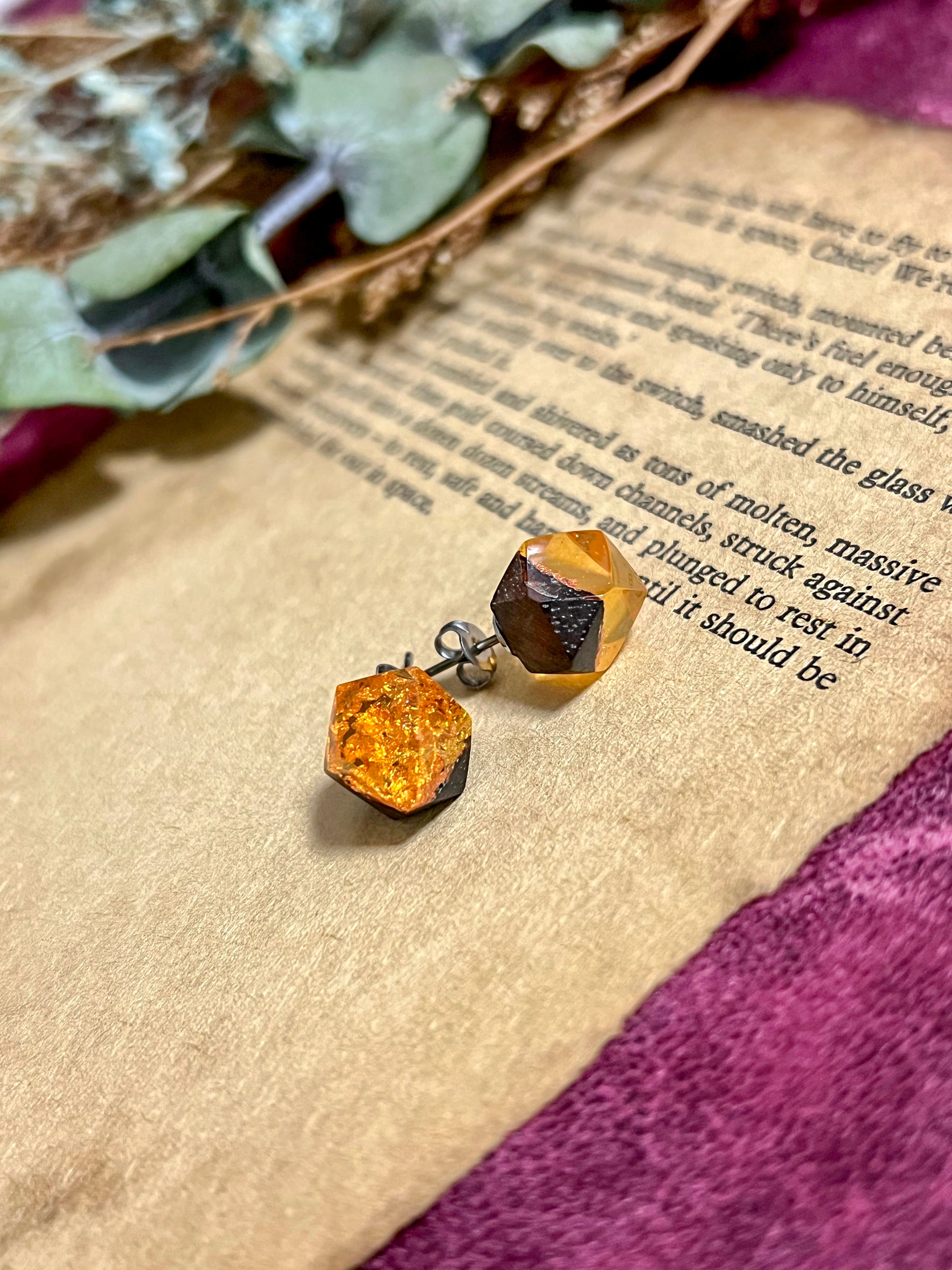 琥珀色】ワンポイント ウッドレジンピアス/イヤリング | frontnorth