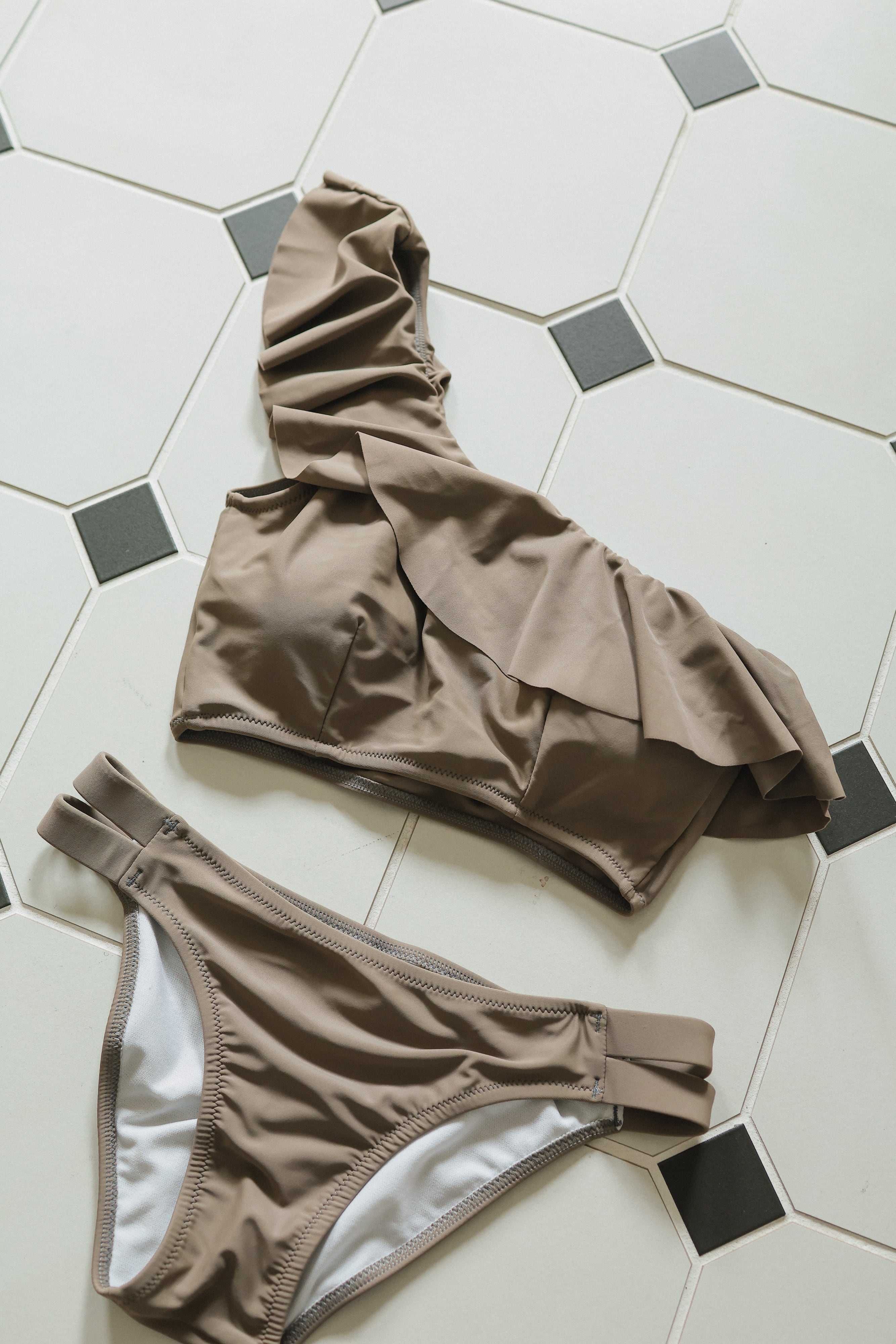 Frill one shoulder set (Grayge) | AnZie