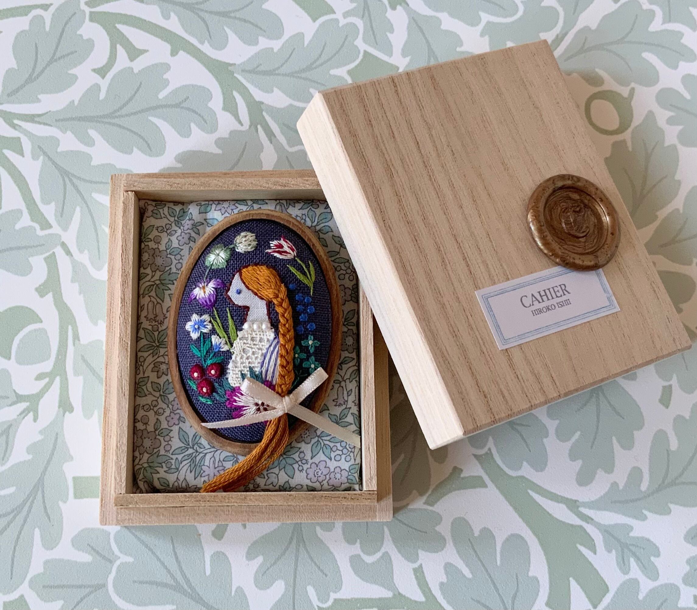 ブローチ　「beautiful moment」