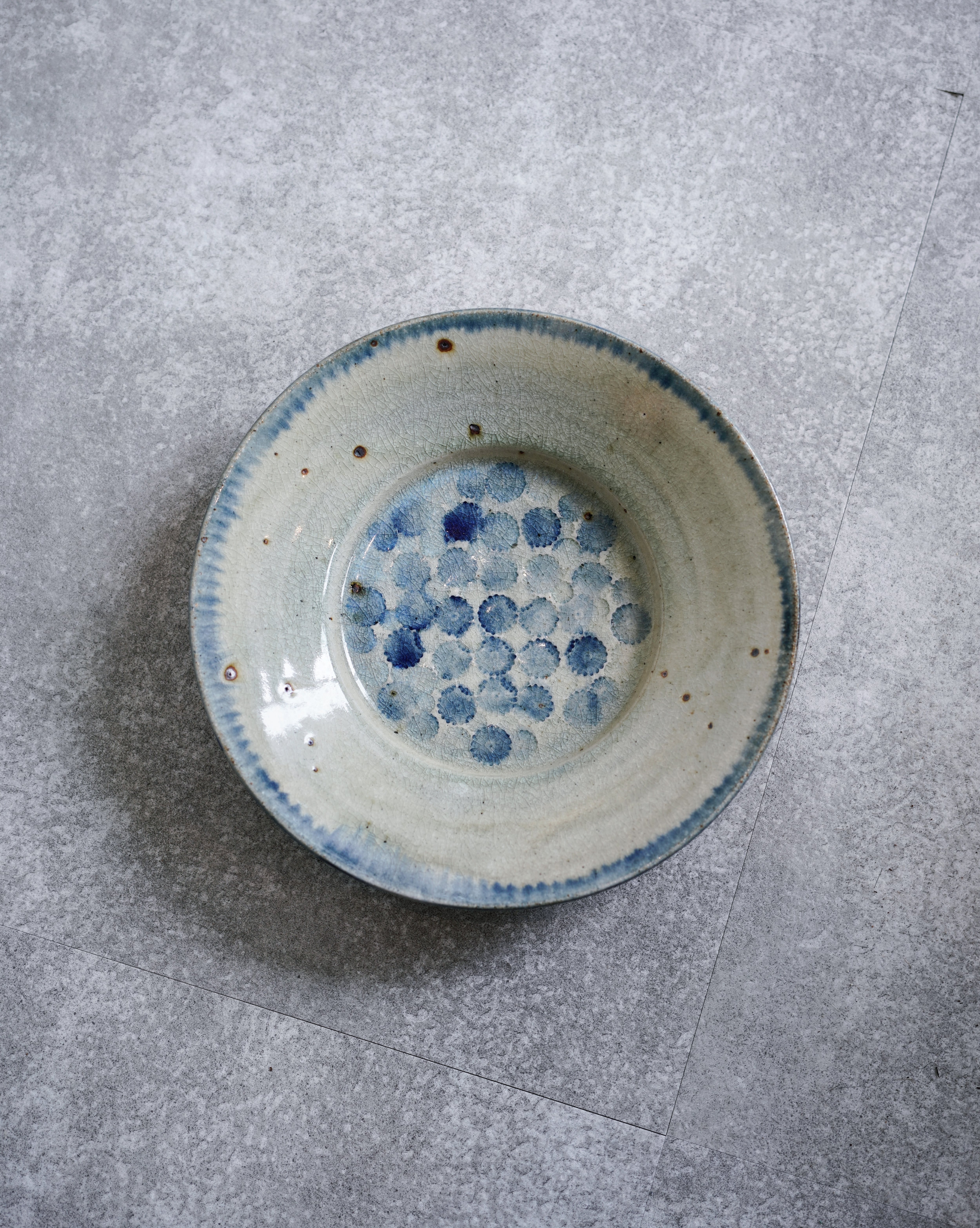 藍彩印花リム皿 L / 平岡仁