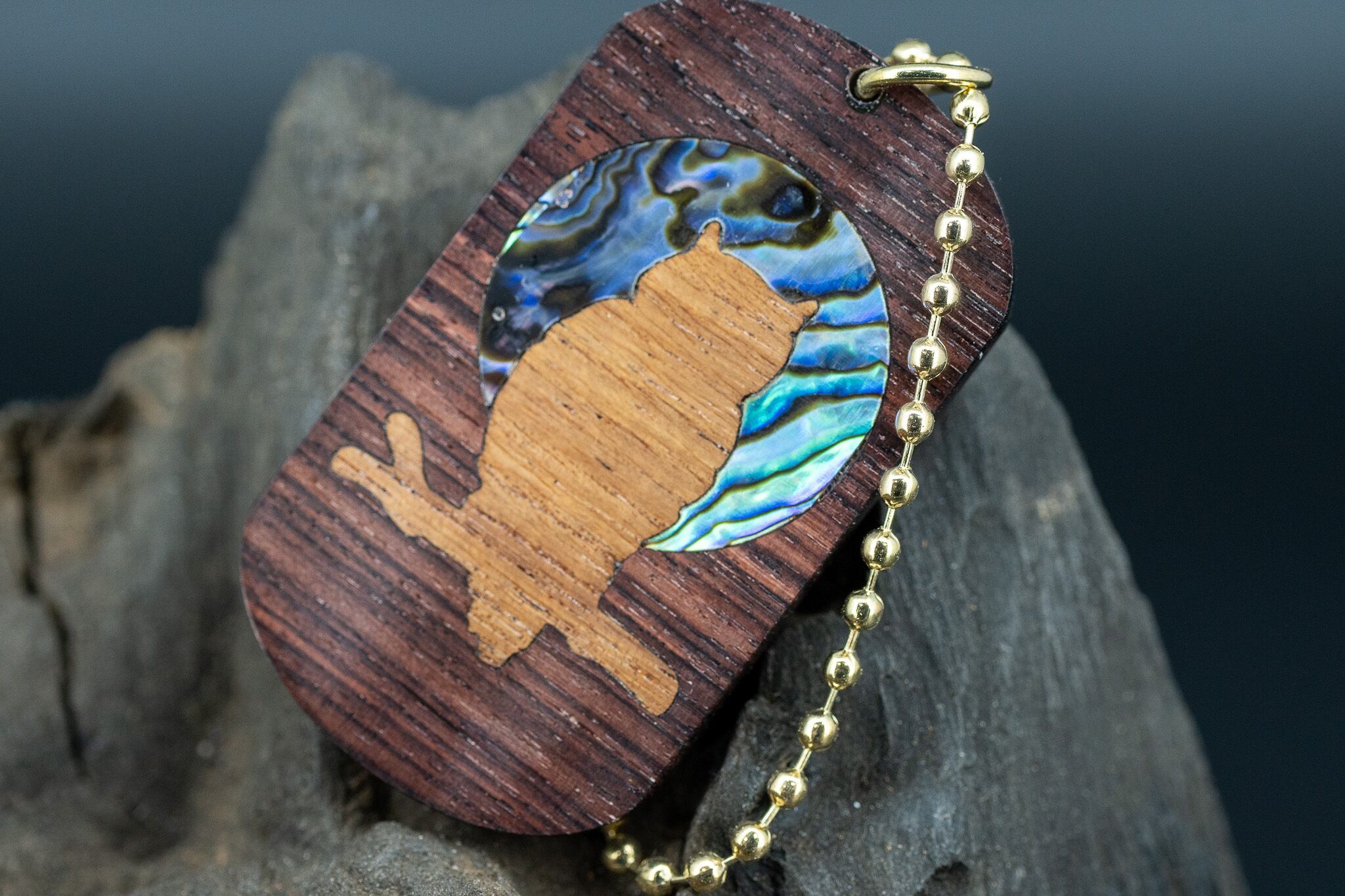 ※【王室御用達 】 キングウッド ドッグタグ 象嵌 夜とミミズク