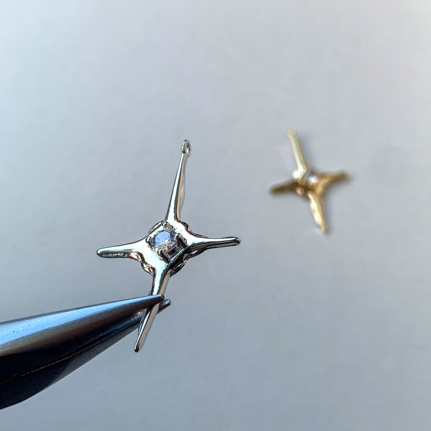タッセル付き星型U字チャーム ビジュー付き大ぶり十字星チャーム | Dua-アクセサリーパーツショップ