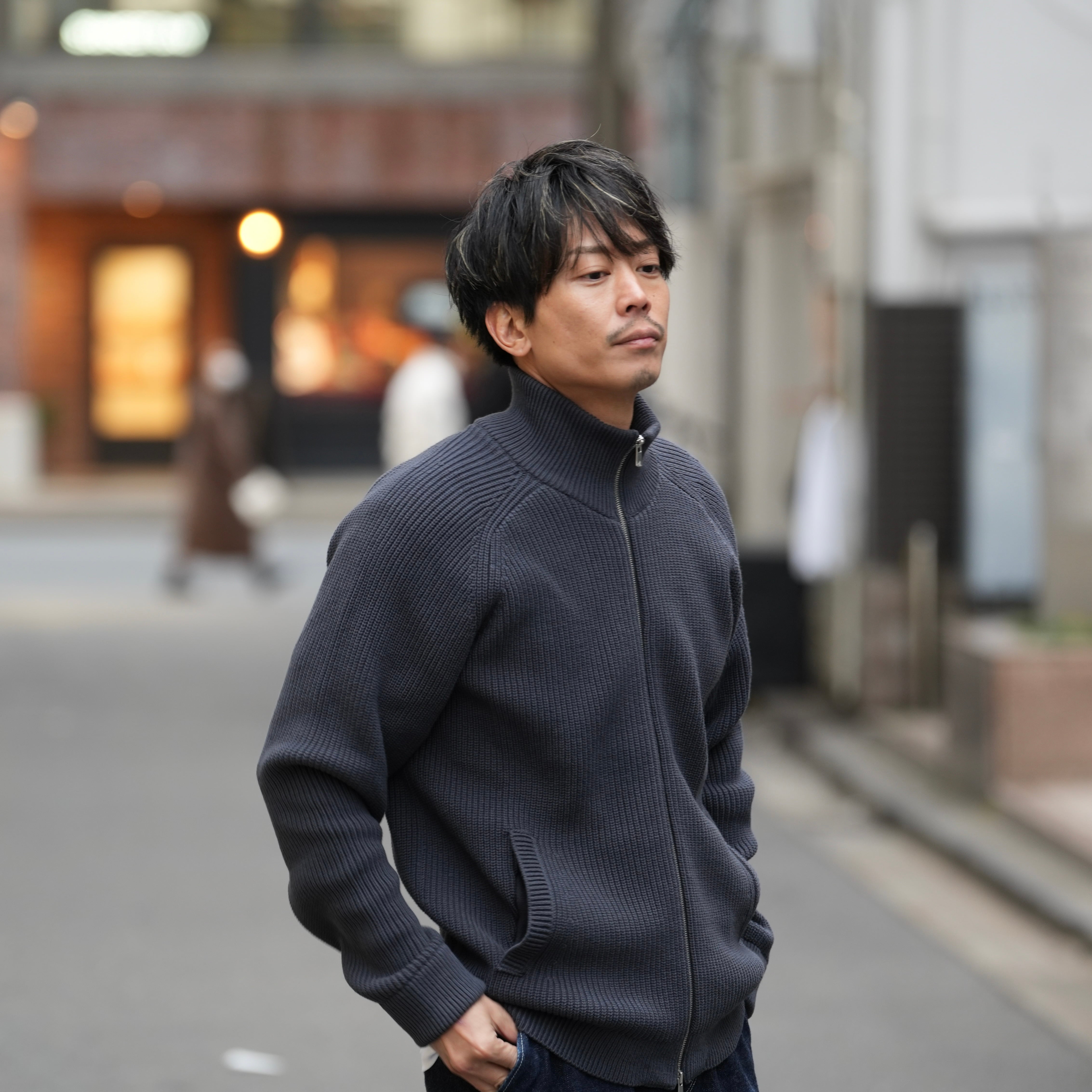 休日のOFFも、仕事のONも。大人の「ドライバーズニット」 | 「Japan