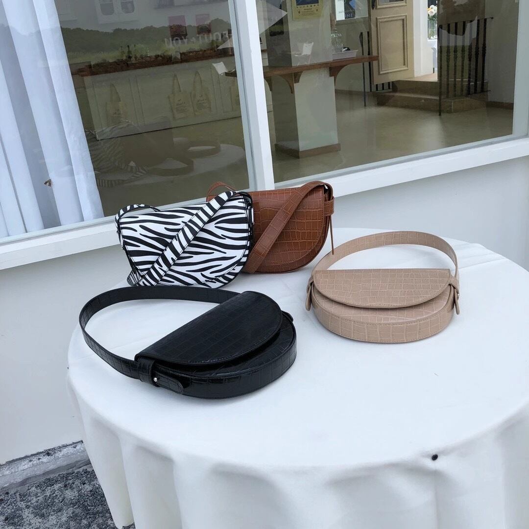 セミサークルフラップバッグ