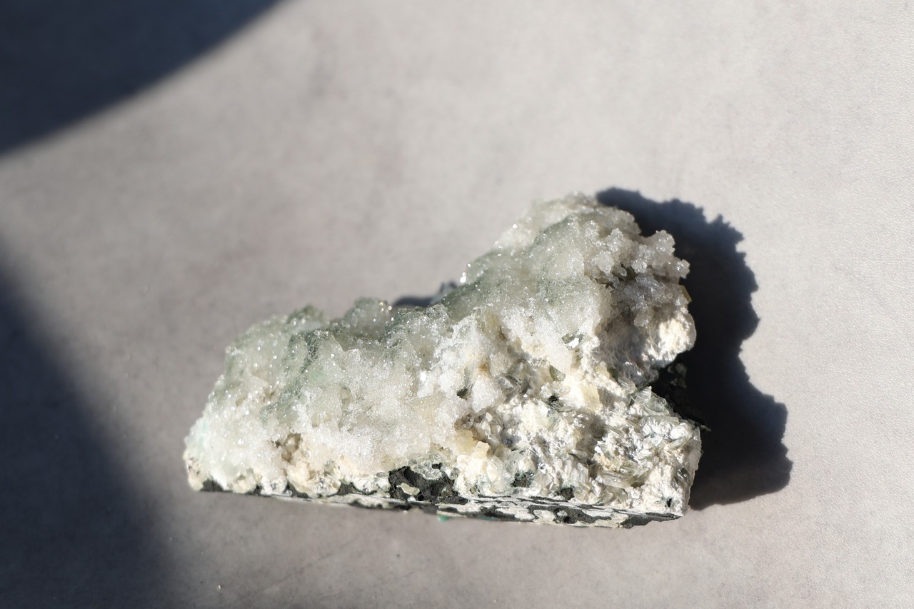 「新緑の雫」グリーンカルセドニー with アポフィライト | Chalcedony with Apophyllite ◇ 天然石・鉱物・パワーストーン・原石 | st00039