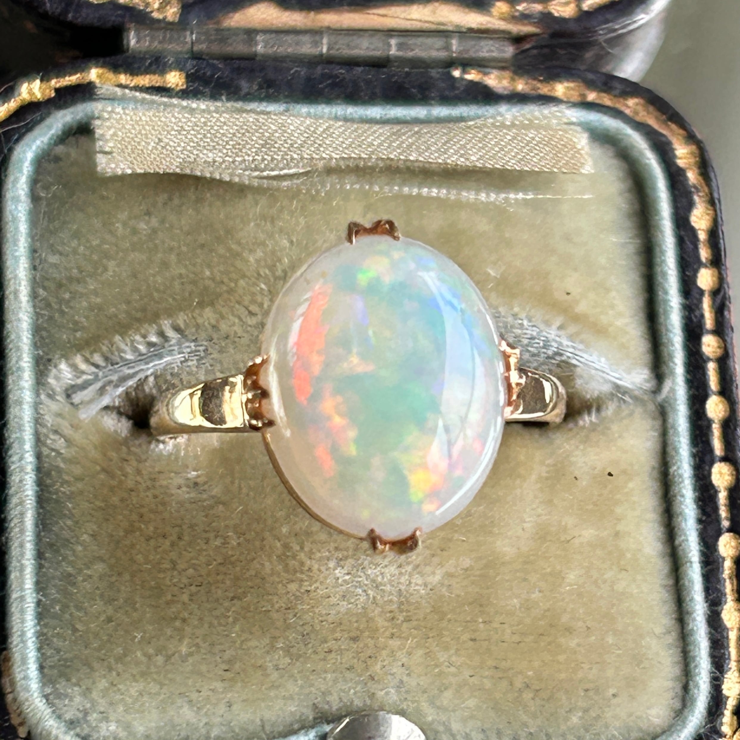 ヴィンテージ　K18　千本すかし端正なホワイトオパールのリング