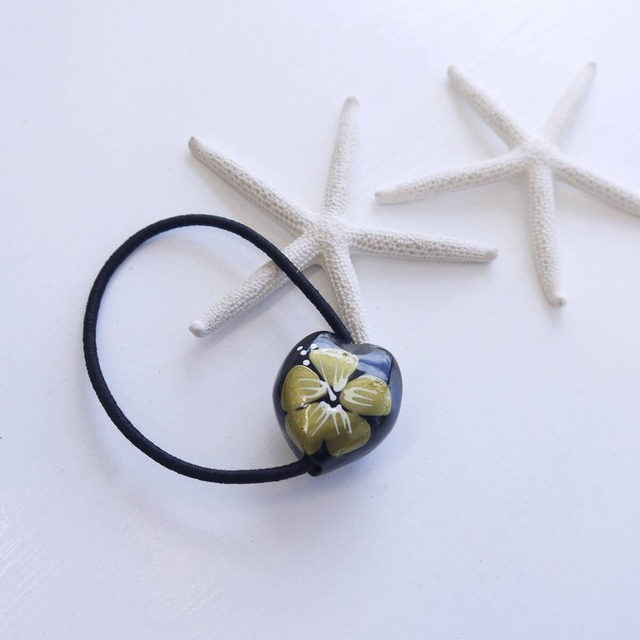 ★ハワイ直輸入★ペイントククイ ヘアゴム／ククイ ゴム／手描き／ハワイアン雑貨／プチギフト／フラガール＜ハイビスカス ゴールド＞