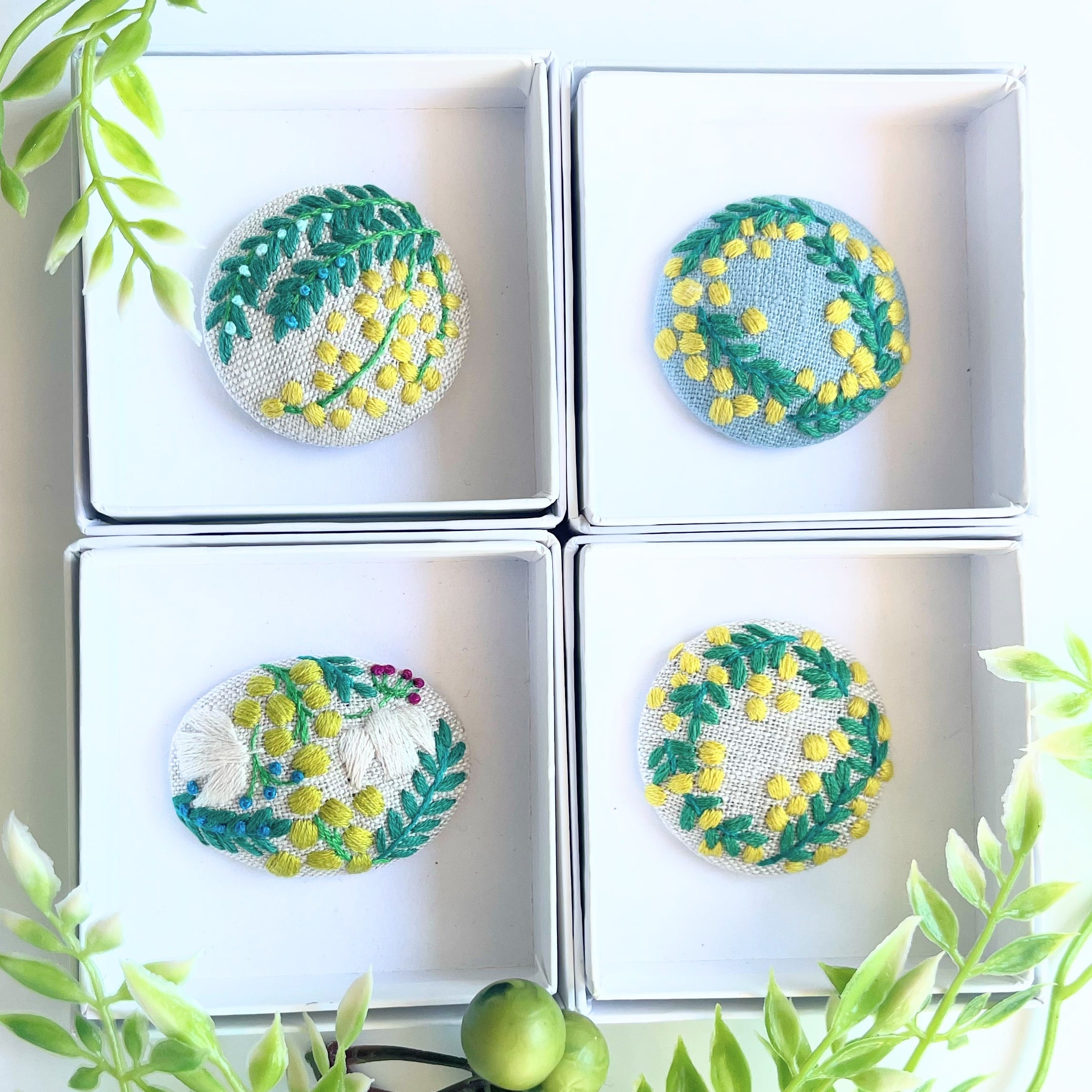 北欧風ことりとミモザの刺繍ブローチ【hokuo】#351 | j.couture