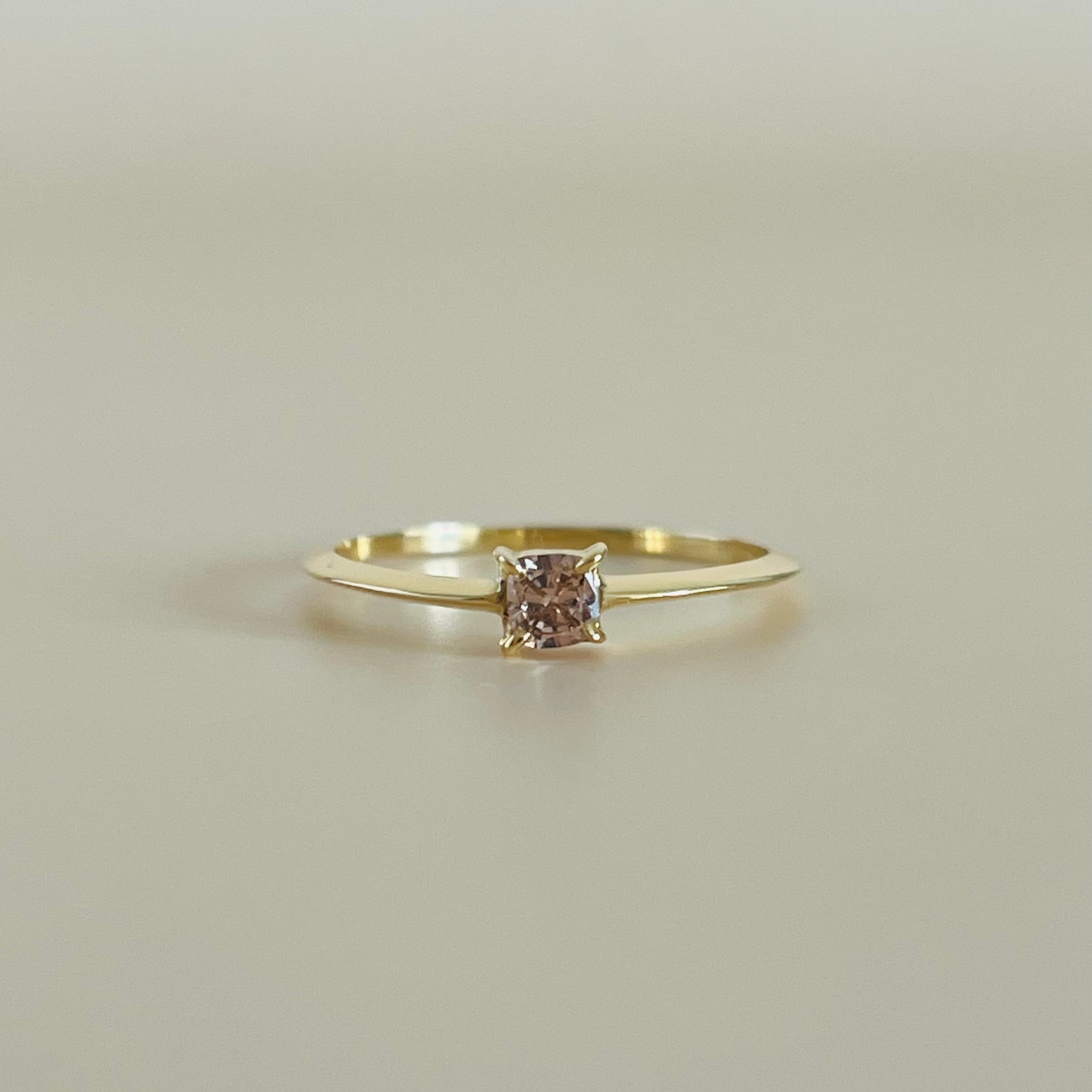 ファンシーピンクブラウン スクエアカット ダイヤモンドリング 0.108ct