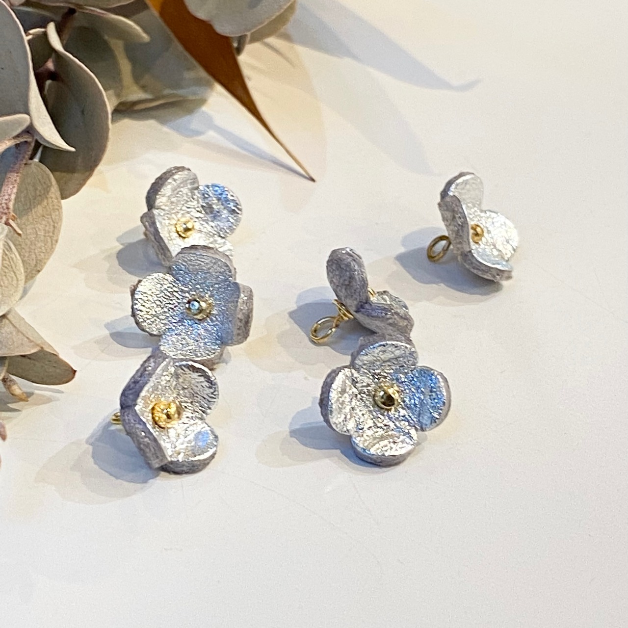 【アウトレット3D立体レザーフラワー】クローバーS (ピン付)10mm  シルバーカラー6個入 - 1