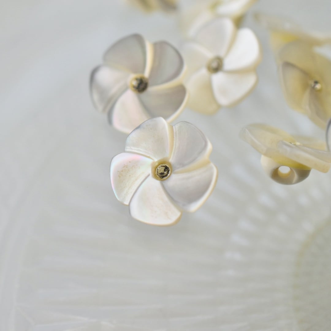 1粒ラインストーンフラワー(パールホワイト)13㎜