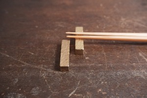 岩本紀羽　／　真鍮の箸置き　角棒　槌目　IK-4