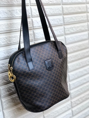 CELINE セリーヌ マカダム ブラゾン型押し ロゴサークルチャーム 