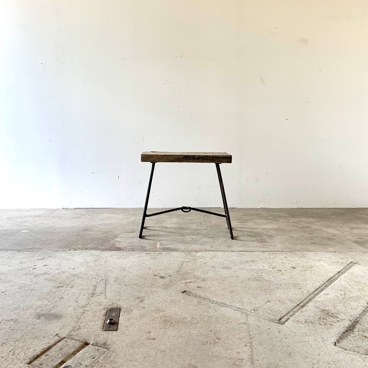 鉄脚のスツール　踏み台　古家具　0498