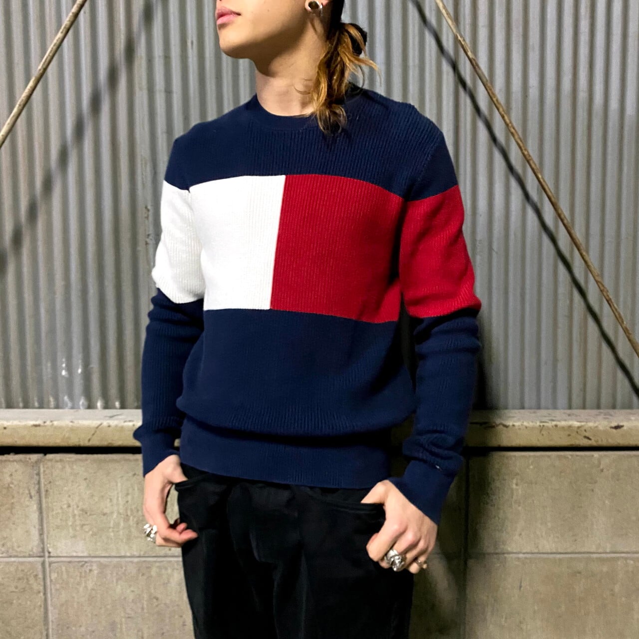 TOMMY HILFIGER トミーヒルフィガー ビッグロゴ コットンニットセーター レディースM相当 古着 リブニットセーター ネイビー 紺色  フラッグロゴ 【ニットセーター】【AL20】 | cave 古着屋【公式】古着通販サイト