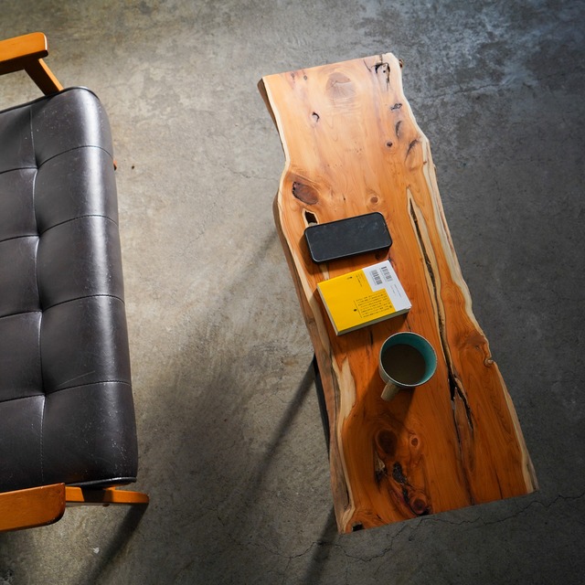 フォルムがおとなしめの一位の一枚板 ローテーブル