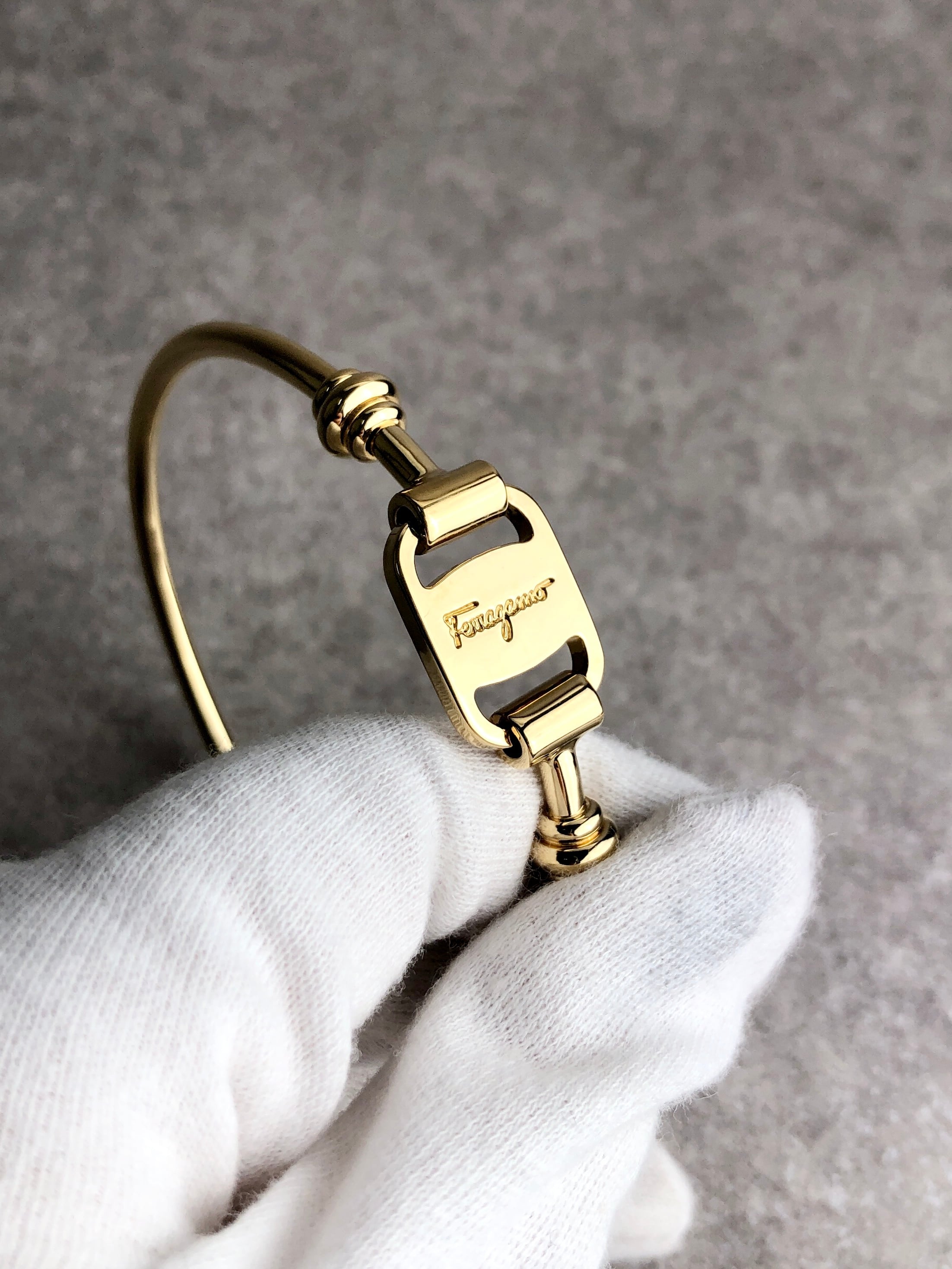 美品！人気！サルヴァトーレフェラガモ　ガンチーニ　バングル　レッド/ゴールド Salvatore Ferragamo サルヴァトーレ フェラガモ バングル