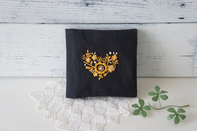 イヤホンリール（刺繍: 生成り×ハンガリアン）