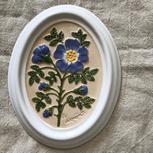 白い縁に青い花の陶板