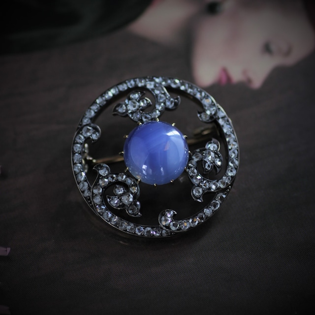  Cabochon-cut Sapphire & Rose-cut Diamond Brooch 　スターサファイヤ　＆　ダイヤモンド　ブローチ