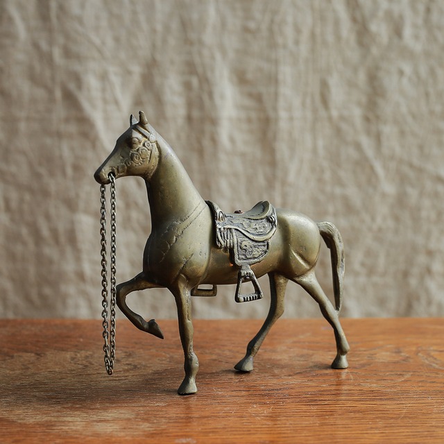 優雅に歩く、真鍮の馬