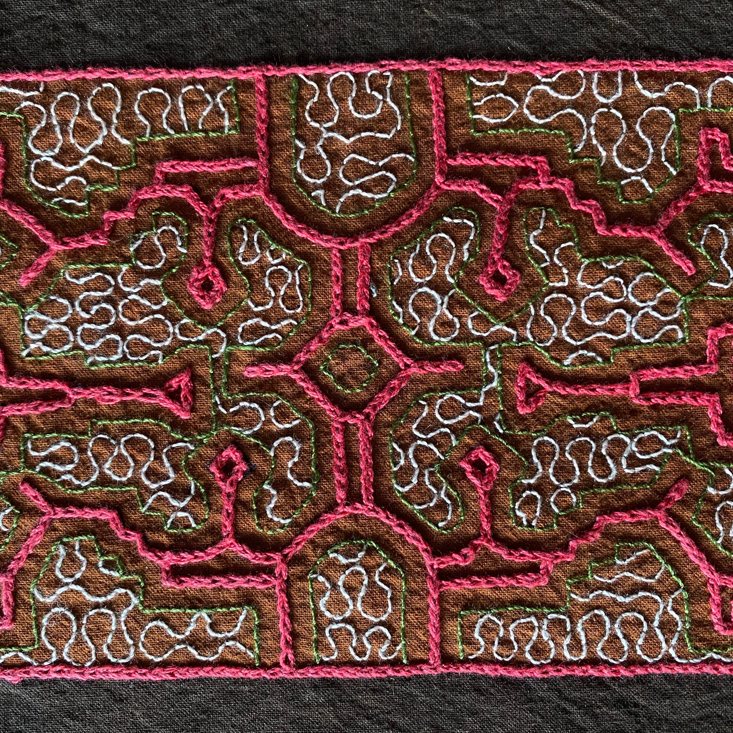 アマゾン屋 シピボ族の泥染めとバッグと雑貨