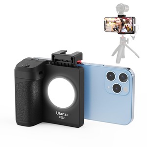 【新着特価】Ulanzi スマホホルダー 自撮り用 スマホグリップ 撮影用ライト付き スマートフォンホルダー 三脚用 Bluetoothリモコン付き 1/4インチネジ 取付可能 片手操作 iPhone/Android/一脚/三脚/自撮り棒/に対応 日本語取扱書付き